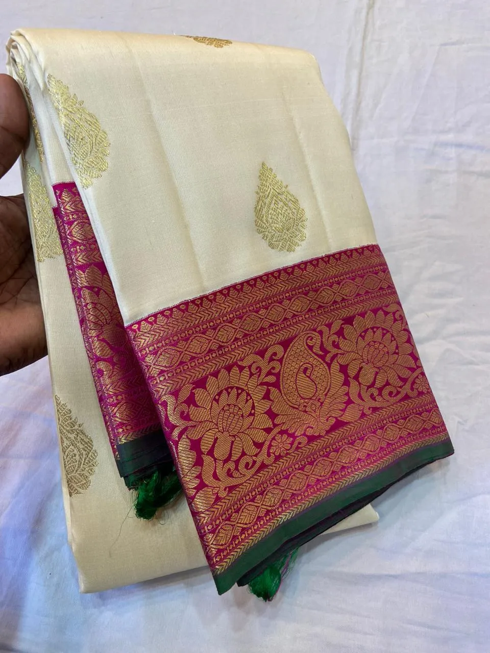 Suhasini , Traditional Korvai 7 inches Vanasagarai Mango shape and Lotus  design Kanchipuram Gatti Petu Gold  Zari Saree -PDS001