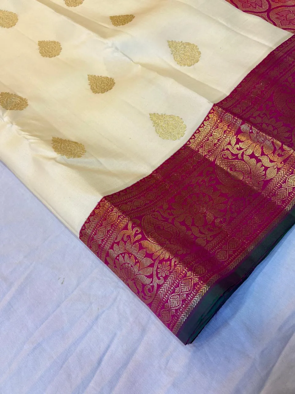 Suhasini , Traditional Korvai 7 inches Vanasagarai Mango shape and Lotus  design Kanchipuram Gatti Petu Gold  Zari Saree -PDS001