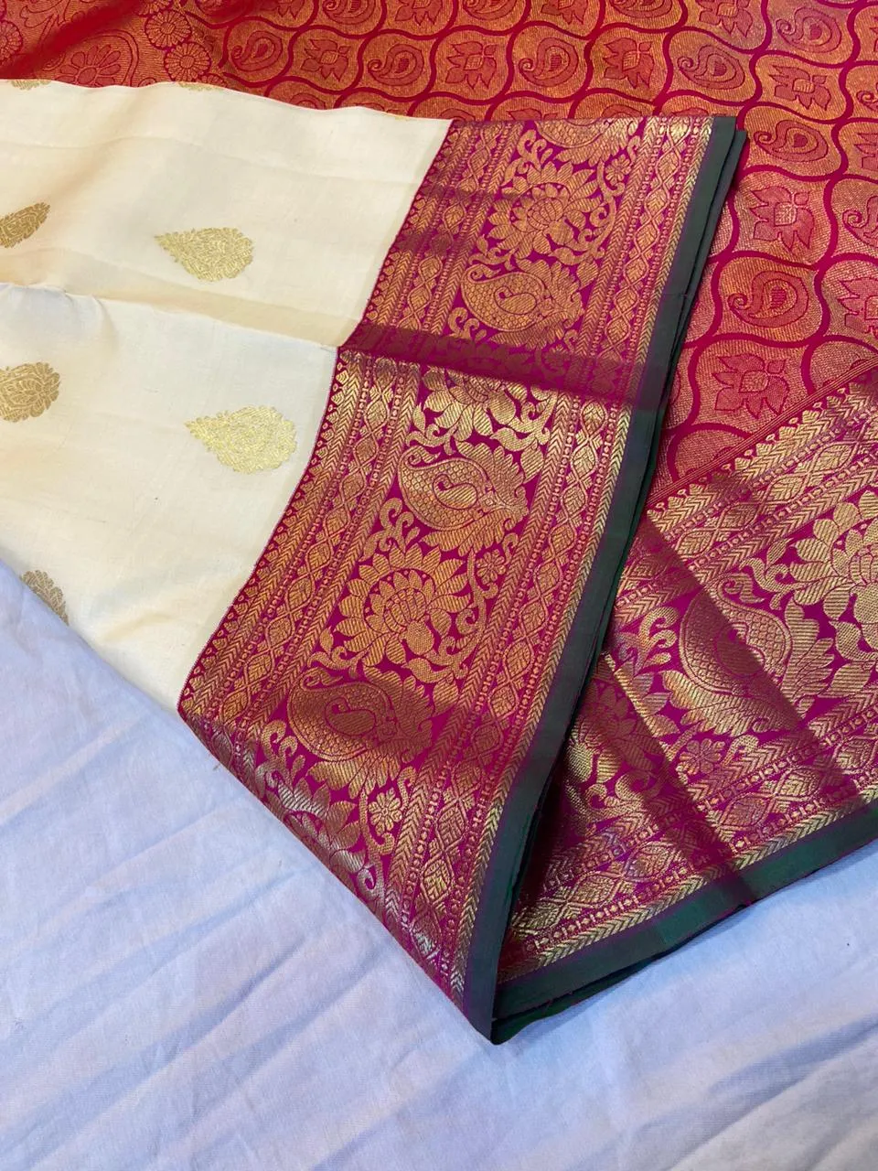 Suhasini , Traditional Korvai 7 inches Vanasagarai Mango shape and Lotus  design Kanchipuram Gatti Petu Gold  Zari Saree -PDS001